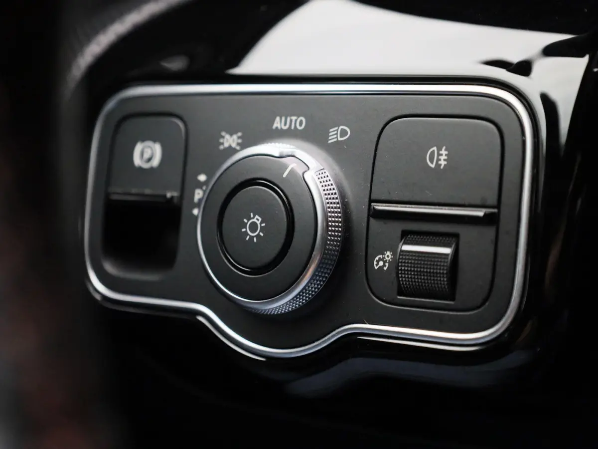 180 AMG Line | Automaat | Achteruitrijcamera | Parkeersensoren | Sfeerverlichting | Stoelverwarming |