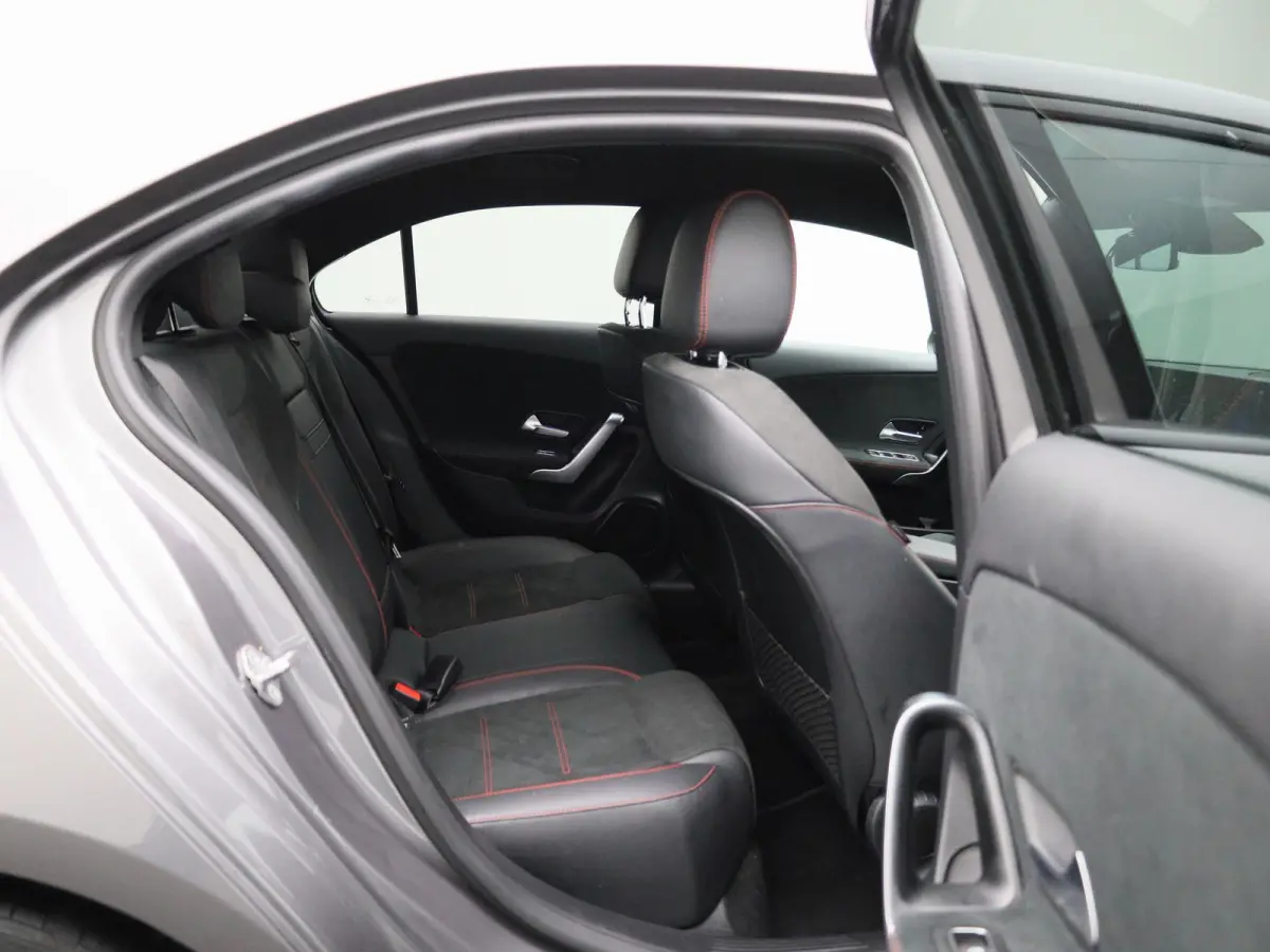 180 AMG Line | Automaat | Achteruitrijcamera | Parkeersensoren | Sfeerverlichting | Stoelverwarming |
