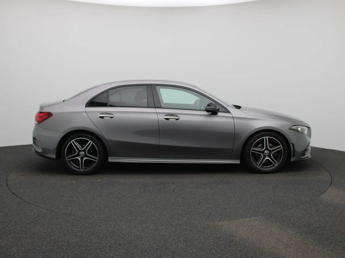 180 AMG Line | Automaat | Achteruitrijcamera | Parkeersensoren | Sfeerverlichting | Stoelverwarming |