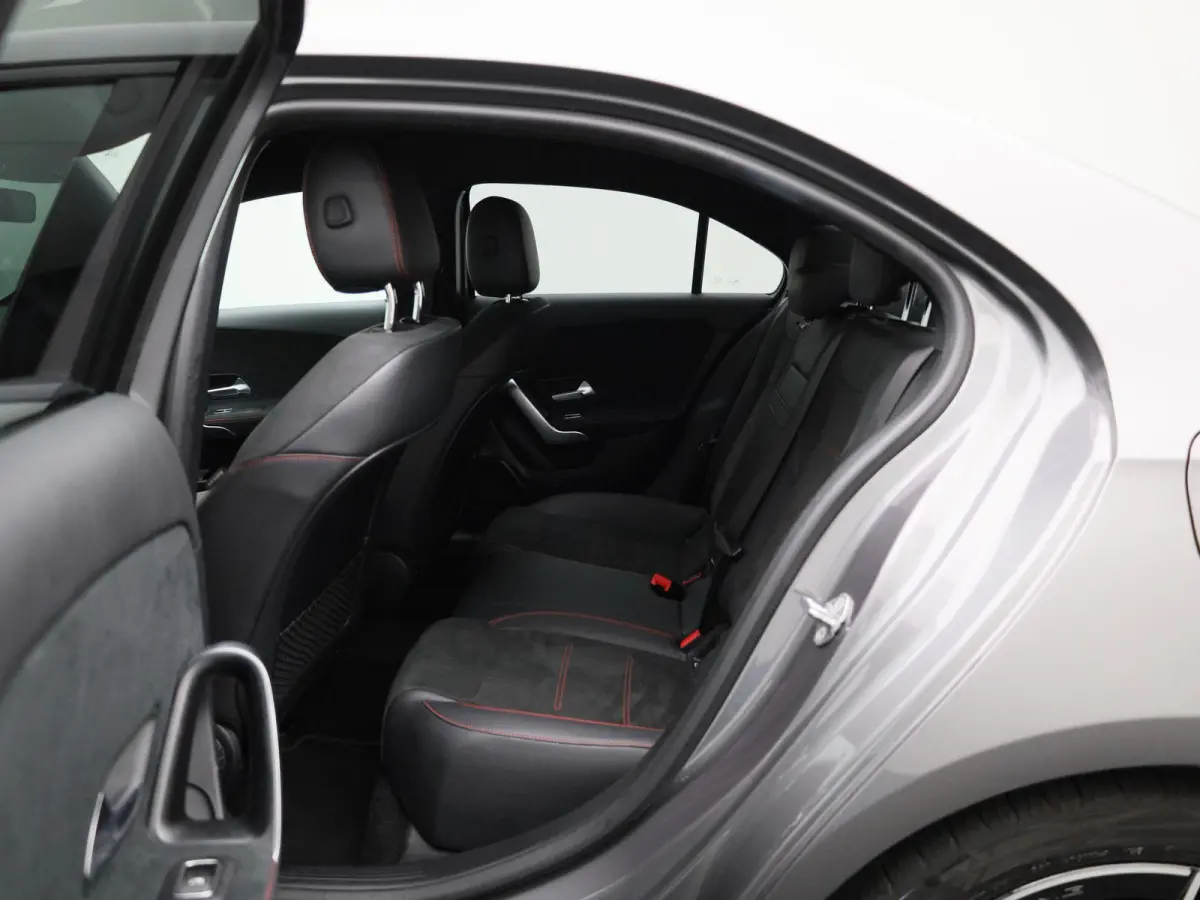 180 AMG Line | Automaat | Achteruitrijcamera | Parkeersensoren | Sfeerverlichting | Stoelverwarming |