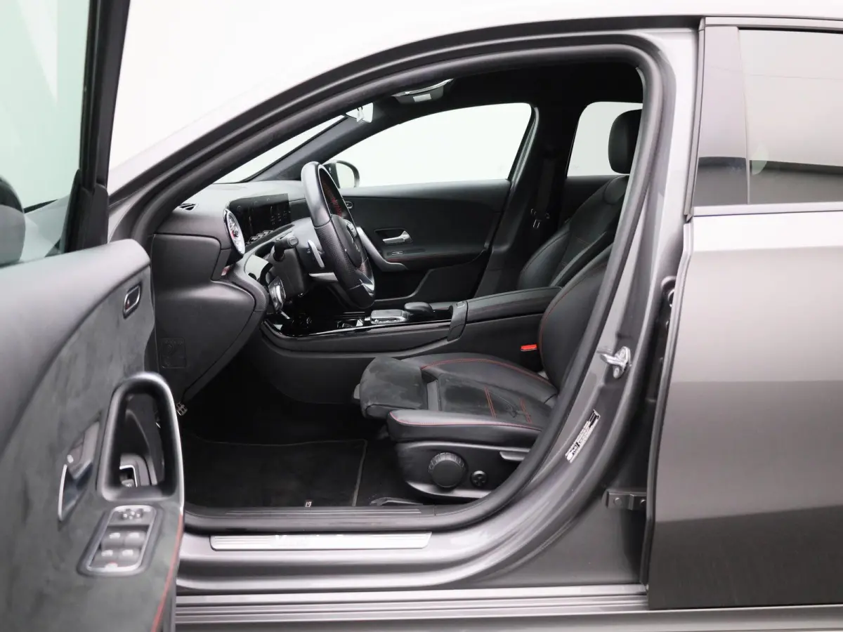 180 AMG Line | Automaat | Achteruitrijcamera | Parkeersensoren | Sfeerverlichting | Stoelverwarming |