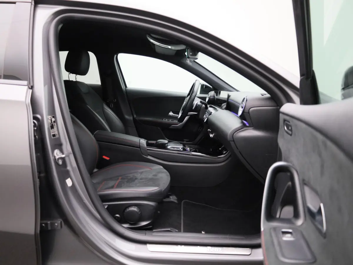 180 AMG Line | Automaat | Achteruitrijcamera | Parkeersensoren | Sfeerverlichting | Stoelverwarming |