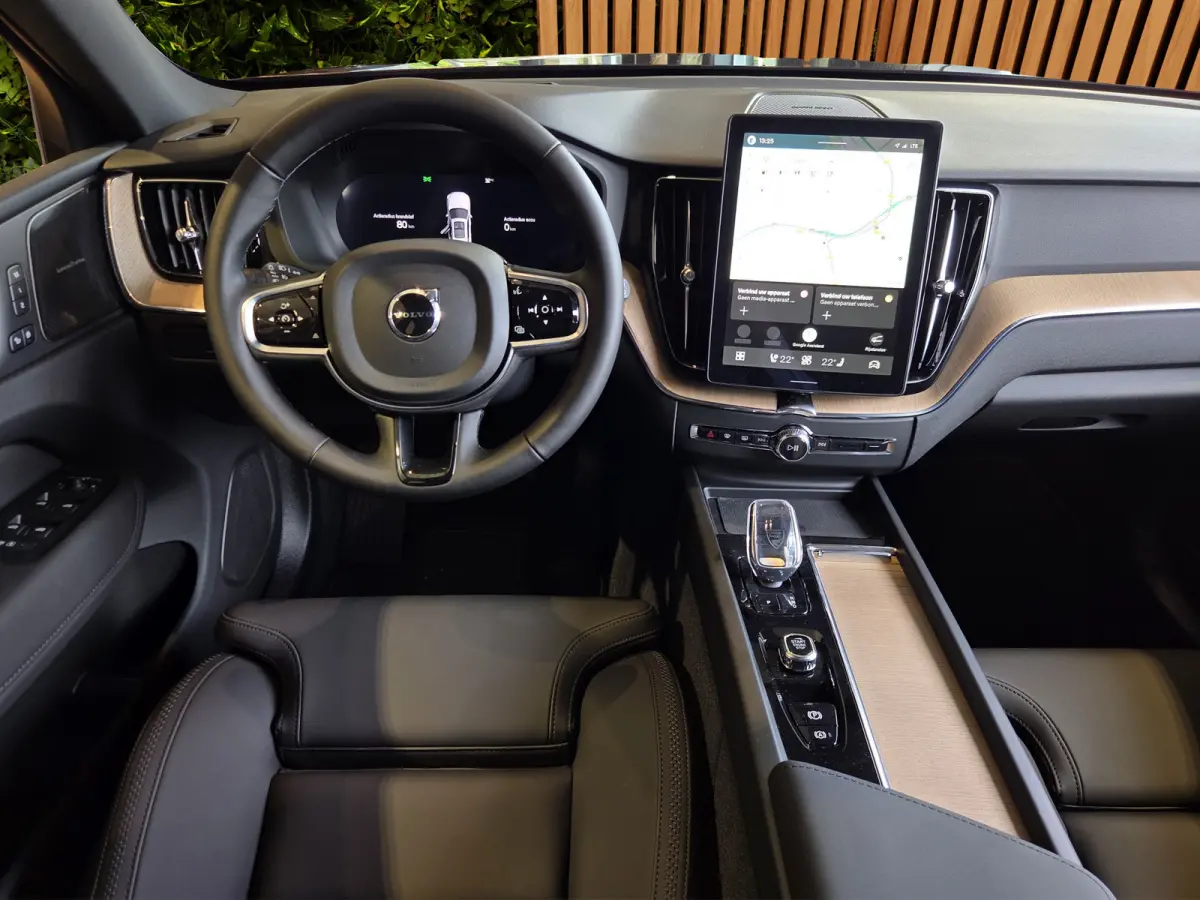 2.0 T6 Plug-in hybrid AWD Dark | Panoramadak | 360 Camera | Head-up | Pilot Assist | 21" Velgen