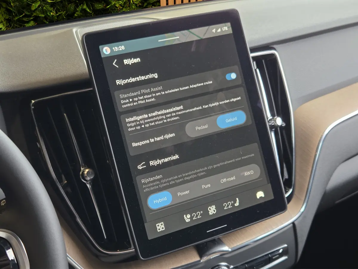 2.0 T6 Plug-in hybrid AWD Dark | Panoramadak | 360 Camera | Head-up | Pilot Assist | 21" Velgen