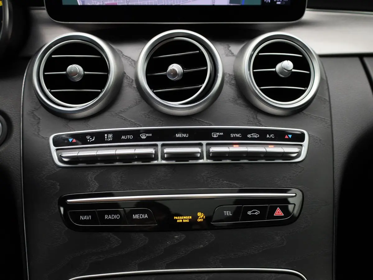200 Business Solution AMG | Automaat | Apple Carplay / Android Auto | Sfeerverlichting | Panoramadak | Achteruitrijcamera | Parkeersensoren |