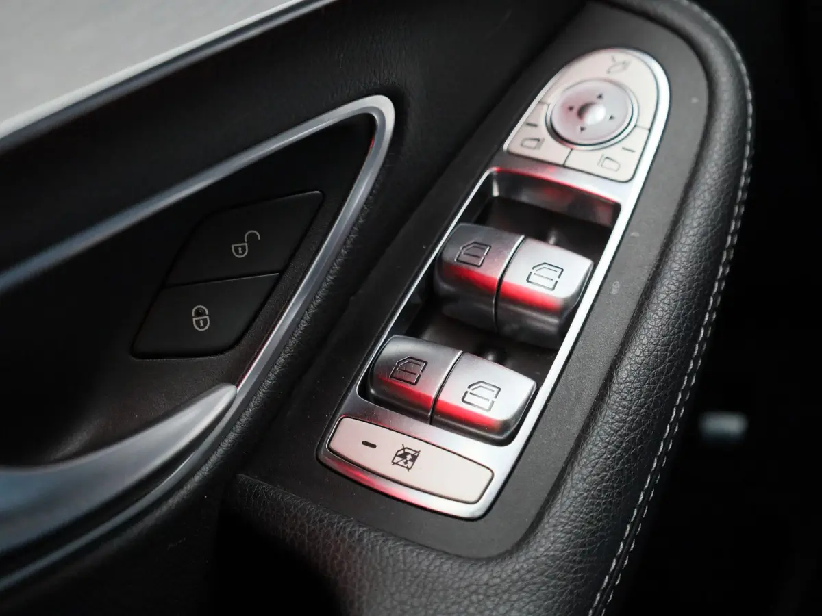 200 Business Solution AMG | Automaat | Apple Carplay / Android Auto | Sfeerverlichting | Panoramadak | Achteruitrijcamera | Parkeersensoren |