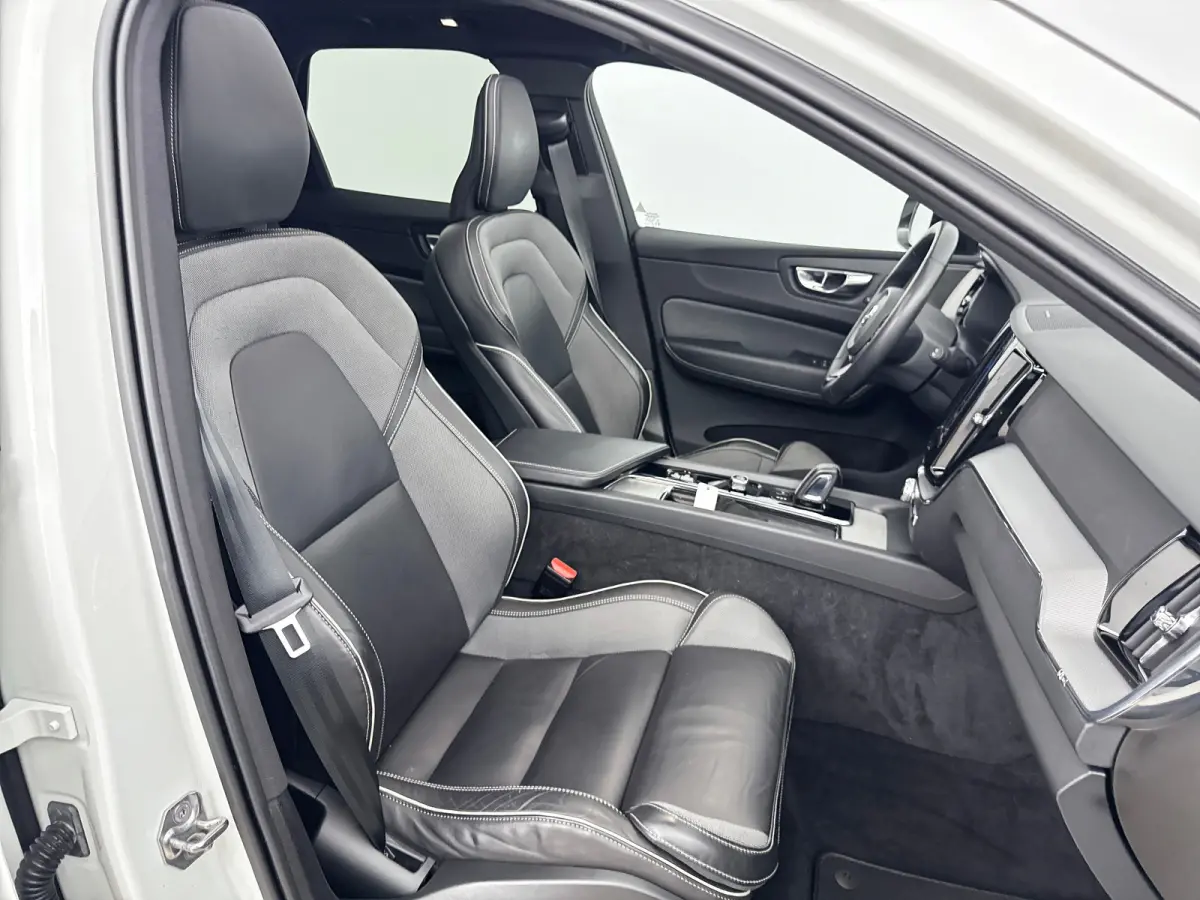 T6 Recharge R-Design | 21" | Harman Kardon | Trekhaak | Panoramadak | Elektr. verstelbare | Verwarmbare | Sportstoelen | Parkeercamera | Adaptieve Cruise | BLIS