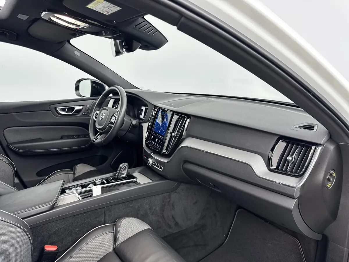 T6 Recharge R-Design | 21" | Harman Kardon | Trekhaak | Panoramadak | Elektr. verstelbare | Verwarmbare | Sportstoelen | Parkeercamera | Adaptieve Cruise | BLIS
