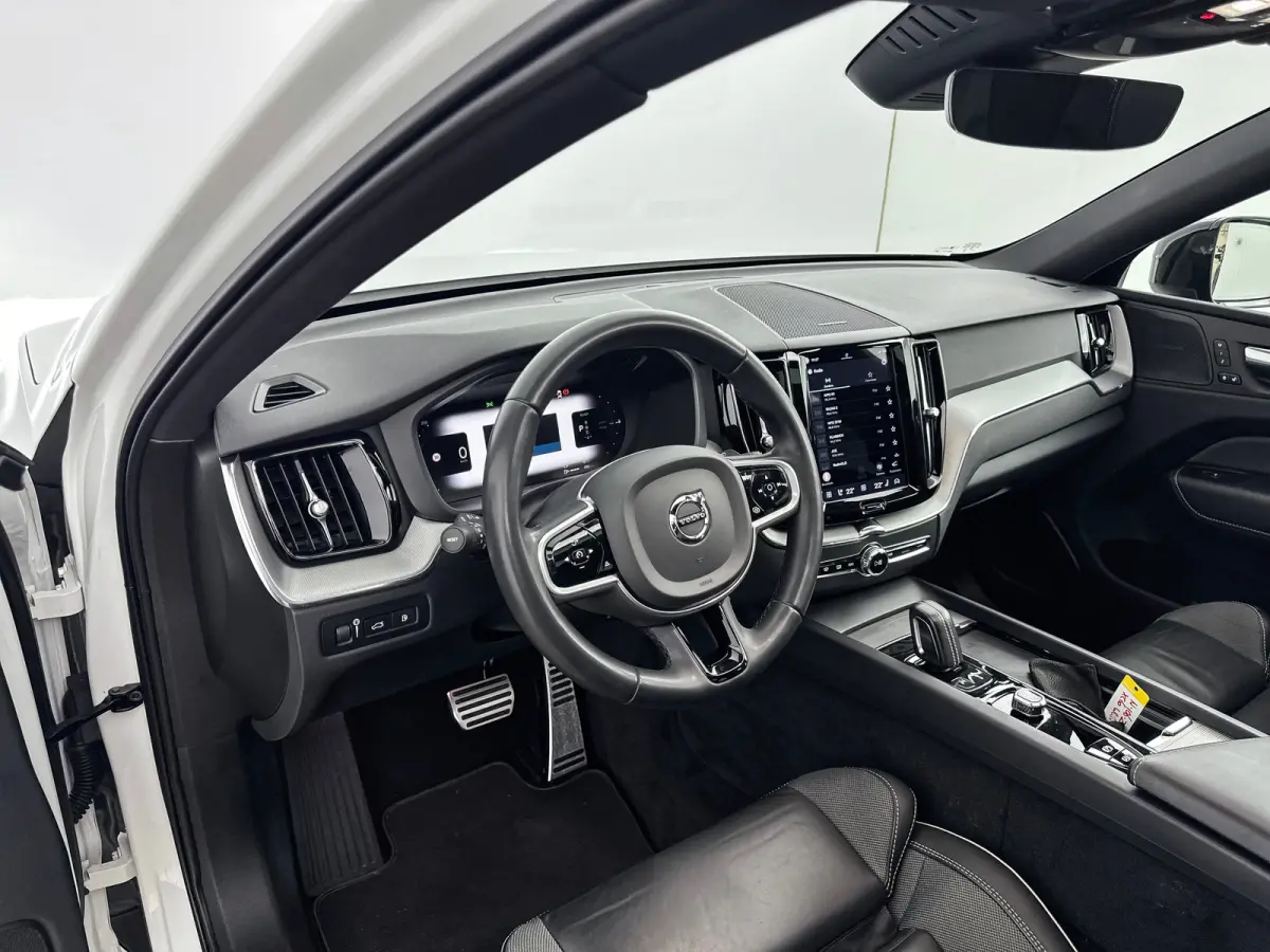 T6 Recharge R-Design | 21" | Harman Kardon | Trekhaak | Panoramadak | Elektr. verstelbare | Verwarmbare | Sportstoelen | Parkeercamera | Adaptieve Cruise | BLIS