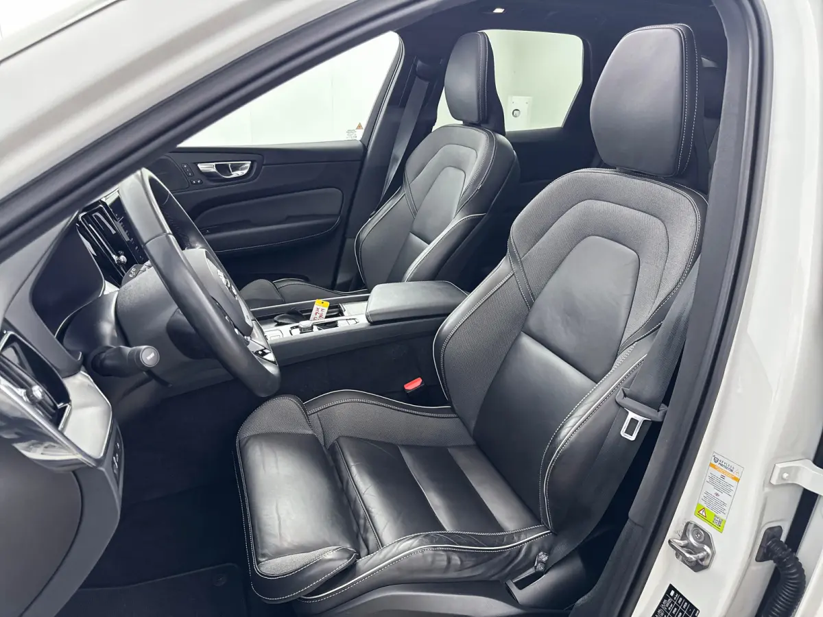 T6 Recharge R-Design | 21" | Harman Kardon | Trekhaak | Panoramadak | Elektr. verstelbare | Verwarmbare | Sportstoelen | Parkeercamera | Adaptieve Cruise | BLIS