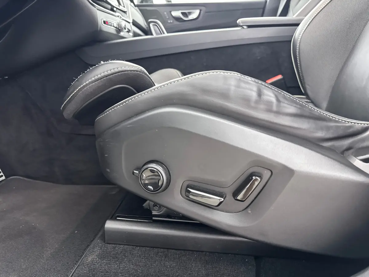 T6 Recharge R-Design | 21" | Harman Kardon | Trekhaak | Panoramadak | Elektr. verstelbare | Verwarmbare | Sportstoelen | Parkeercamera | Adaptieve Cruise | BLIS