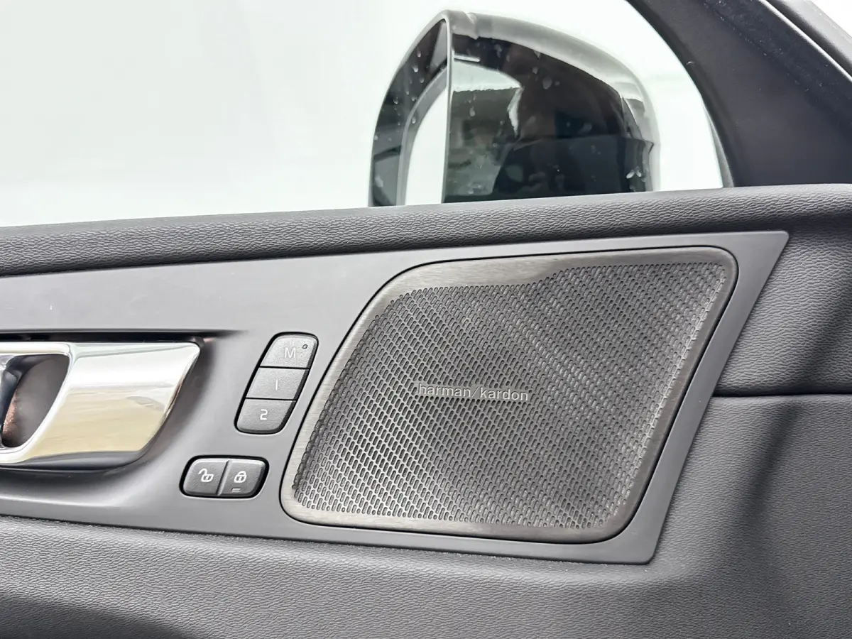 T6 Recharge R-Design | 21" | Harman Kardon | Trekhaak | Panoramadak | Elektr. verstelbare | Verwarmbare | Sportstoelen | Parkeercamera | Adaptieve Cruise | BLIS
