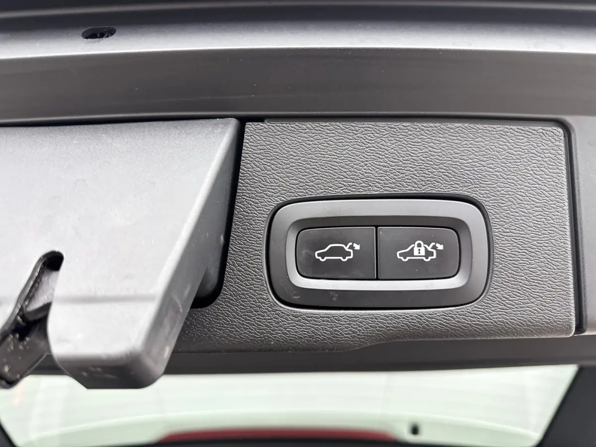 T6 Recharge R-Design | 21" | Harman Kardon | Trekhaak | Panoramadak | Elektr. verstelbare | Verwarmbare | Sportstoelen | Parkeercamera | Adaptieve Cruise | BLIS