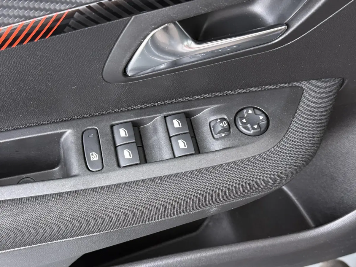 1.2 PureTech Active | CarPlay/Android Auto | Cruise Control | Metallic Lak |