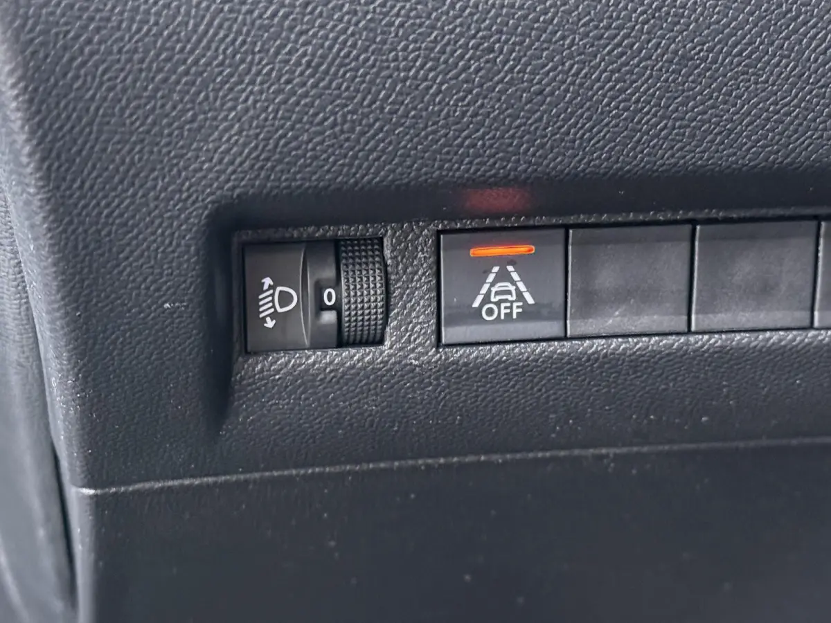1.2 PureTech Active | CarPlay/Android Auto | Cruise Control | Metallic Lak |