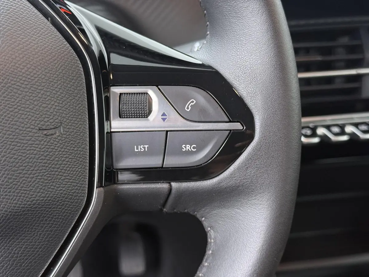 1.2 PureTech Active | CarPlay/Android Auto | Cruise Control | Metallic Lak |