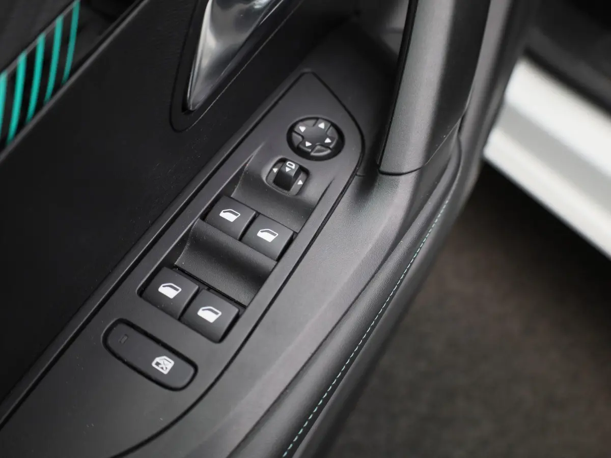 1.2 PureTech Allure | Apple Carplay / Android Auto | Parkeersensoren | Climate Control | Trekhaak |