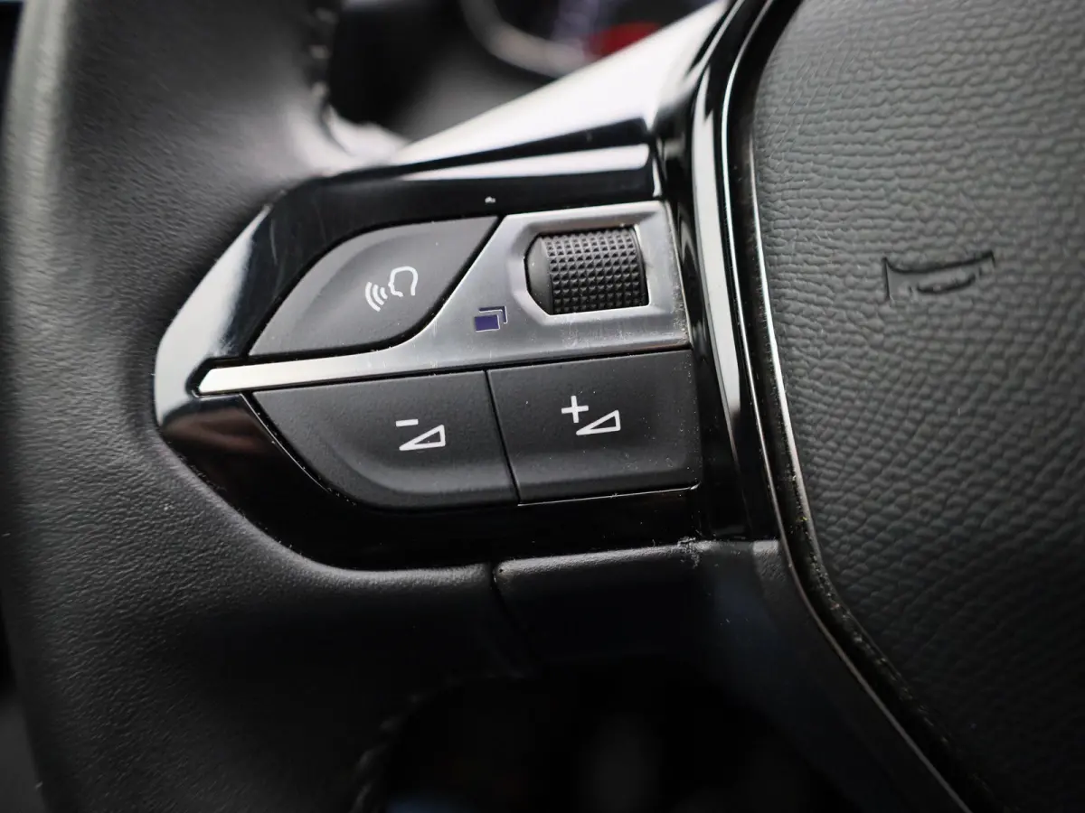 1.2 PureTech Allure | Apple Carplay / Android Auto | Parkeersensoren | Climate Control | Trekhaak |