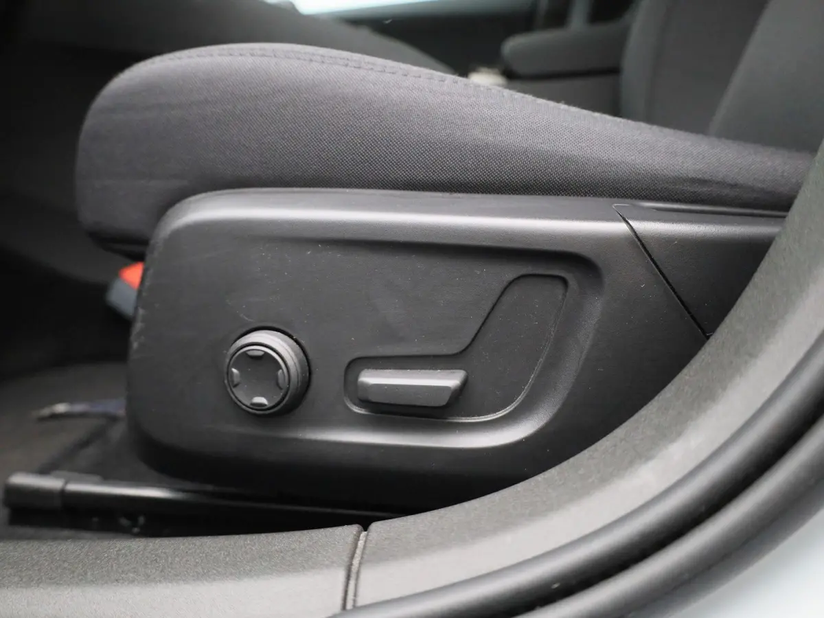 Long Range Single Motor 82 kWh | Automaat | Apple Carplay / Android Auto | Stoelverwarming | Achteruitrijcamera | Parkeersensoren | Trekhaak |