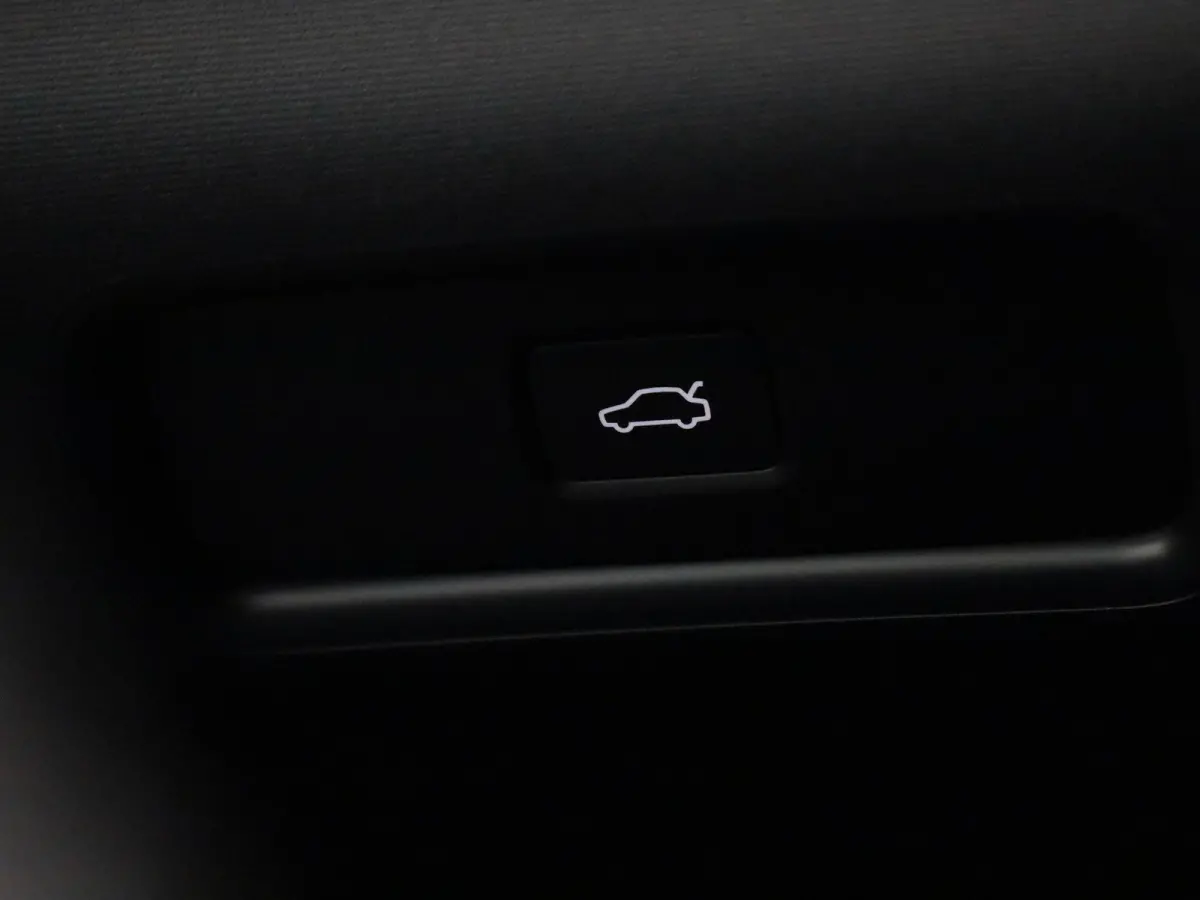 Long Range Single Motor 82 kWh | Automaat | Apple Carplay / Android Auto | Stoelverwarming | Achteruitrijcamera | Parkeersensoren | Trekhaak |