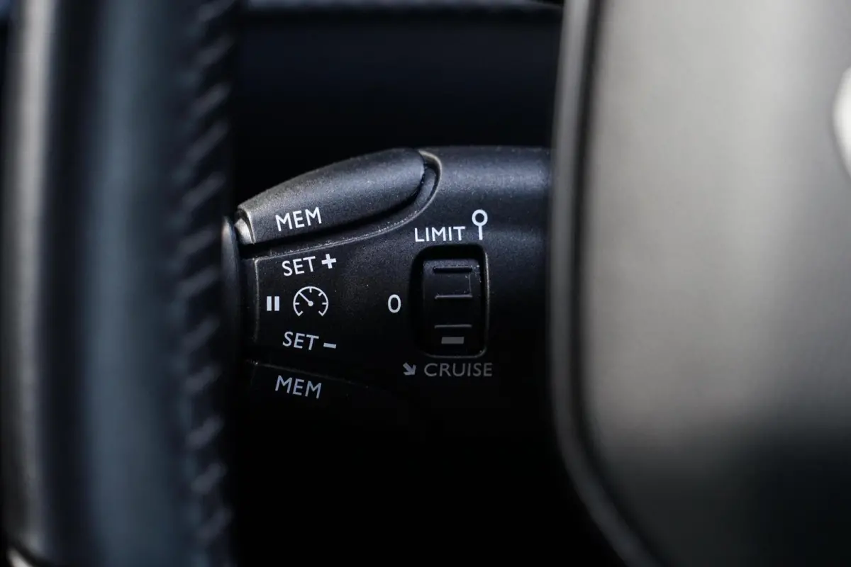 1.2 PureTech Active Pack, NL, PDC, CarPlay, LED, L.M.