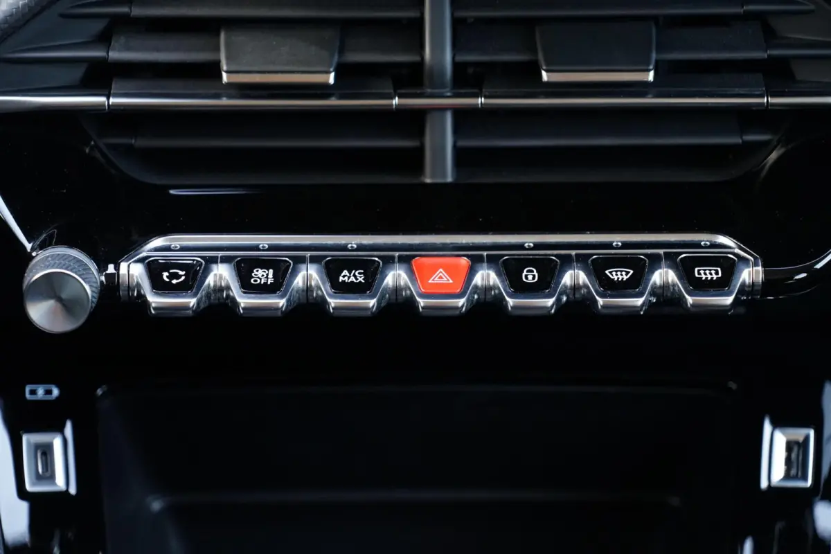 1.2 PureTech Active Pack, NL, PDC, CarPlay, LED, L.M.