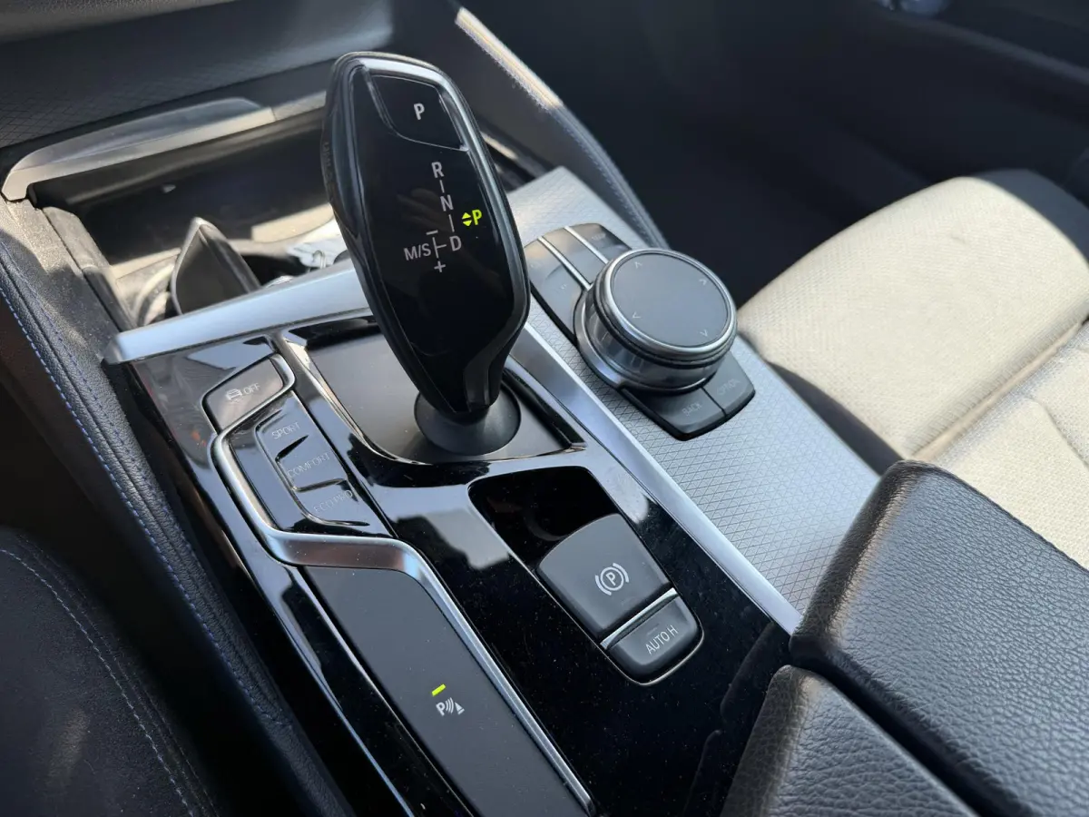 520d Executive M-Sport | Camera | Harmon Kardon | Navigatie | Elektrische Achterklep | 19 Inch Lichtmetalen Velgen |