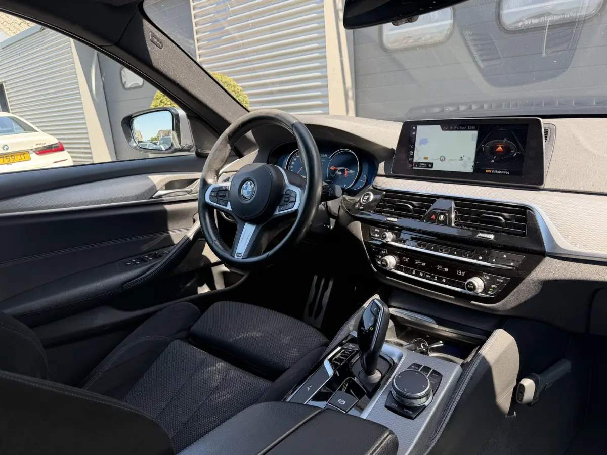 520d Executive M-Sport | Camera | Harmon Kardon | Navigatie | Elektrische Achterklep | 19 Inch Lichtmetalen Velgen |