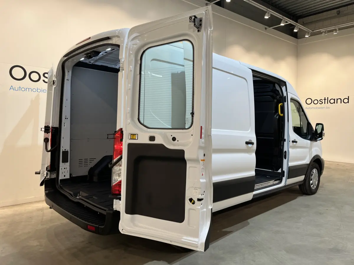 350 2.0 TDCI L3H2 Trend 130 PK Automaat / Euro 6 / Airco / Cruise Control / PDC / 3-Zits 43.000 KM !!
