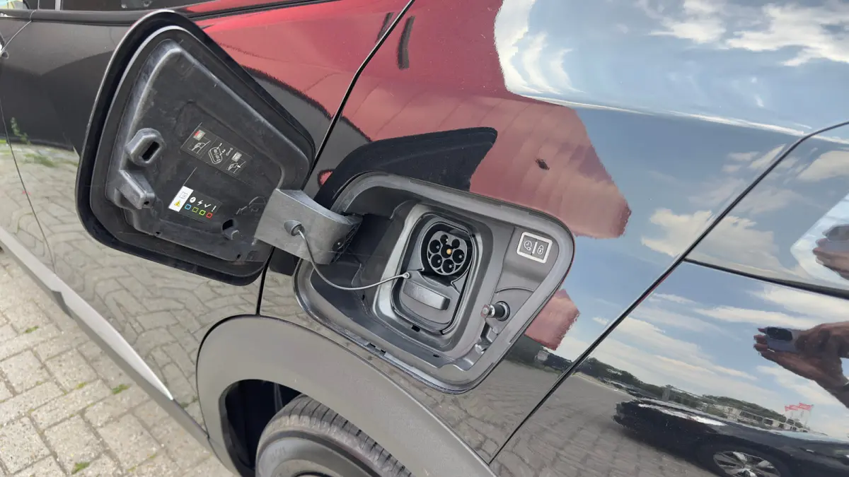 EV GT Pack 50 kWh | Panorama Dak | Stoelverwarming Voor | Adaptieve Cruise Control | Achteruitrijd Camera | Adaptieve Lane Assist | Keyless Entry | Achteruitrijcamera | Cruise control adapti
