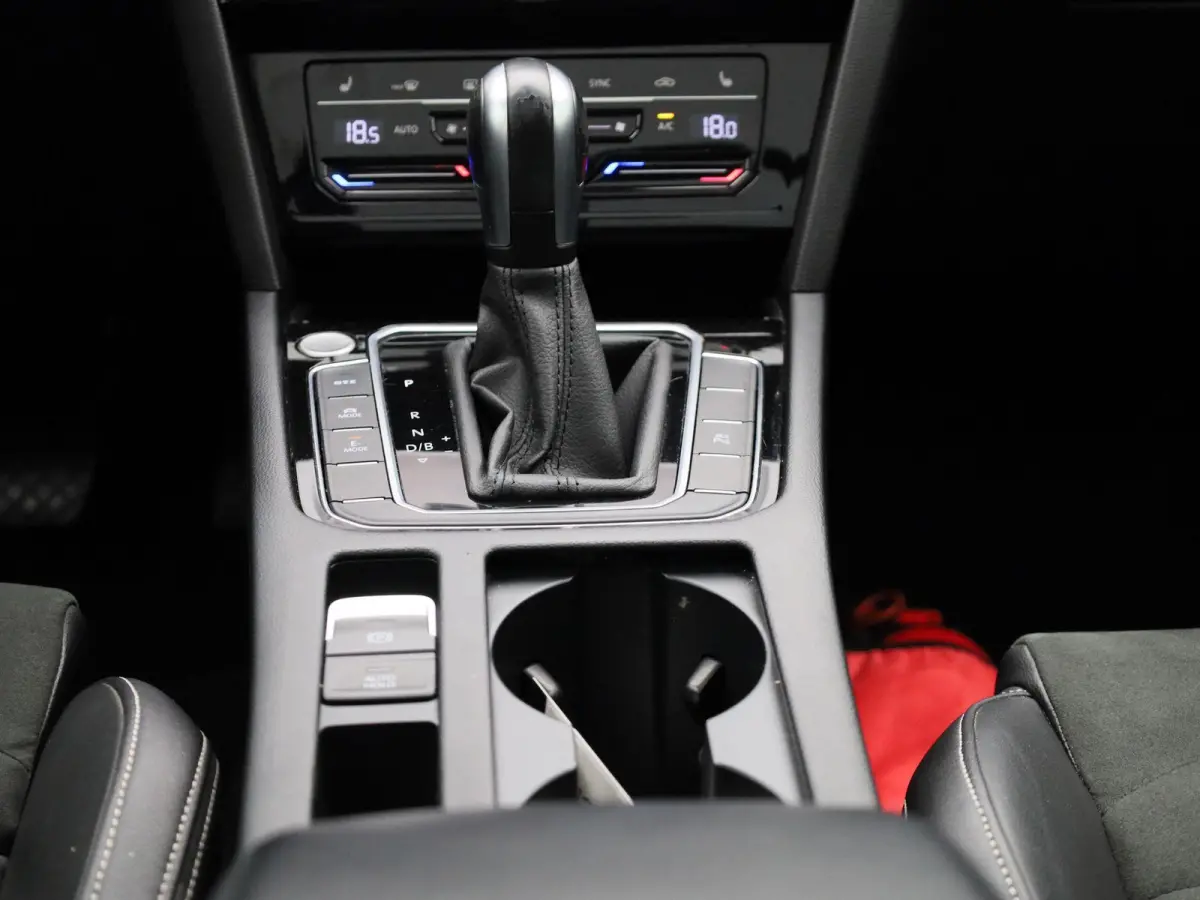 1.4 TSI PHEV GTE Business | Automaat | Apple Carplay / Android Auto | Panoramadak | Achteruitrijcamera | Parkeersensoren | Stoelverwarming |