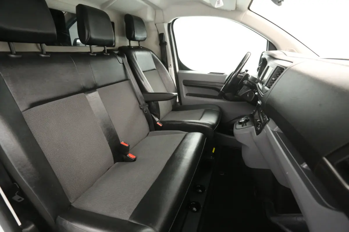 2.0 BlueHDI L3H1 180PK | Automaat | Airco | Cruise | Camera | Carplay | 3 Zits | Trekhaak | Imperiaal
