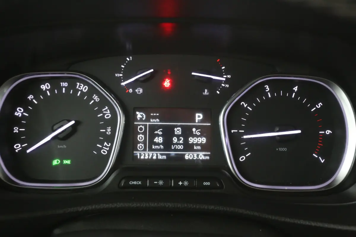 2.0 BlueHDI L3H1 180PK | Automaat | Airco | Cruise | Camera | Carplay | 3 Zits | Trekhaak | Imperiaal