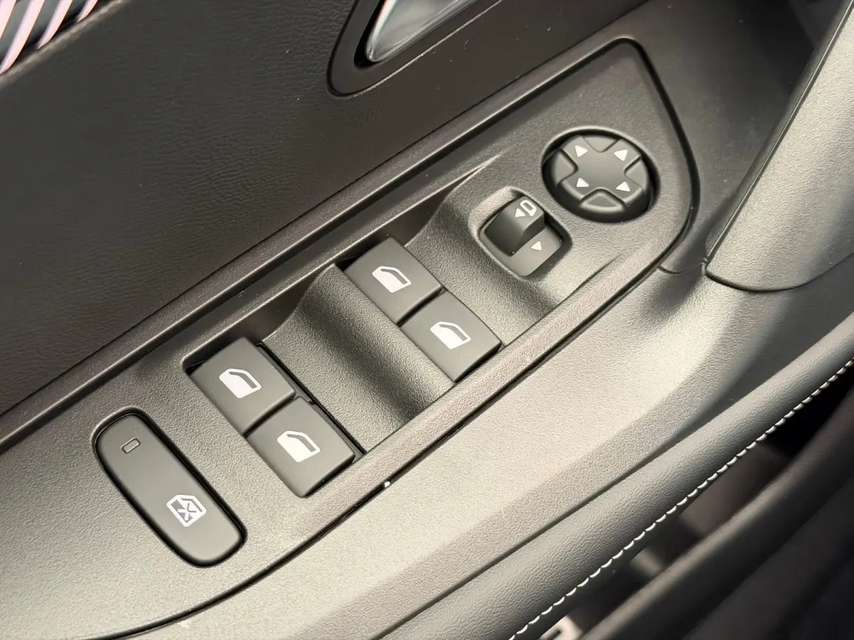 1.2 Hybrid 145 Allure | Active Safety Brake met camera en radar (automatisch noodremsysteem) met Distance Alert (waarschuwing dreigende aanrijding) | Advanced Active Safety Brake met camera 