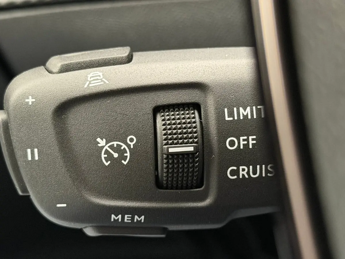 1.2 Hybrid 145 Allure | Active Safety Brake met camera en radar (automatisch noodremsysteem) met Distance Alert (waarschuwing dreigende aanrijding) | Advanced Active Safety Brake met camera 