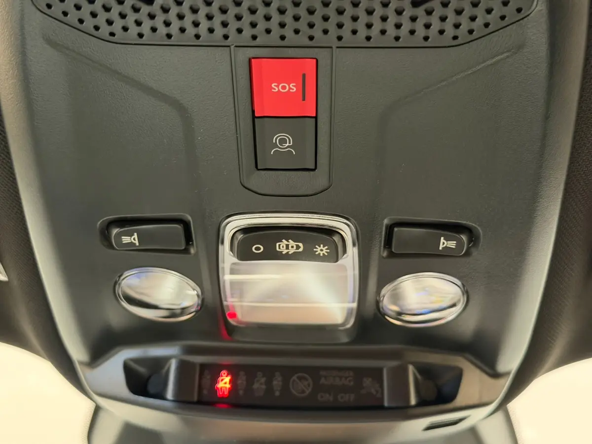 1.2 Hybrid 145 Allure | Active Safety Brake met camera en radar (automatisch noodremsysteem) met Distance Alert (waarschuwing dreigende aanrijding) | Advanced Active Safety Brake met camera 