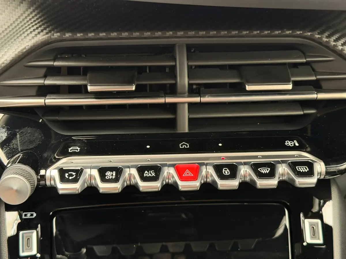 1.2 Hybrid 145 Allure | Active Safety Brake met camera en radar (automatisch noodremsysteem) met Distance Alert (waarschuwing dreigende aanrijding) | Advanced Active Safety Brake met camera 