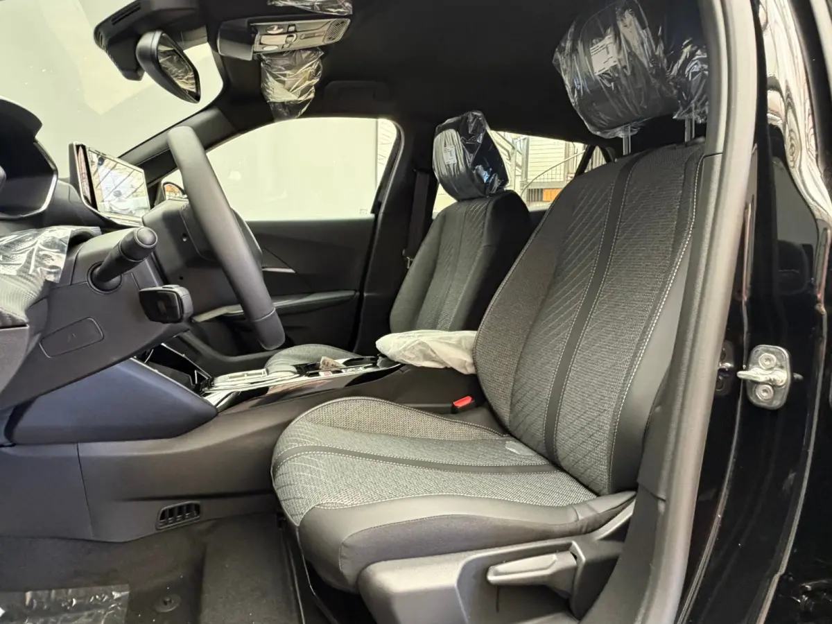 1.2 Hybrid 145 Allure | Active Safety Brake met camera en radar (automatisch noodremsysteem) met Distance Alert (waarschuwing dreigende aanrijding) | Advanced Active Safety Brake met camera 