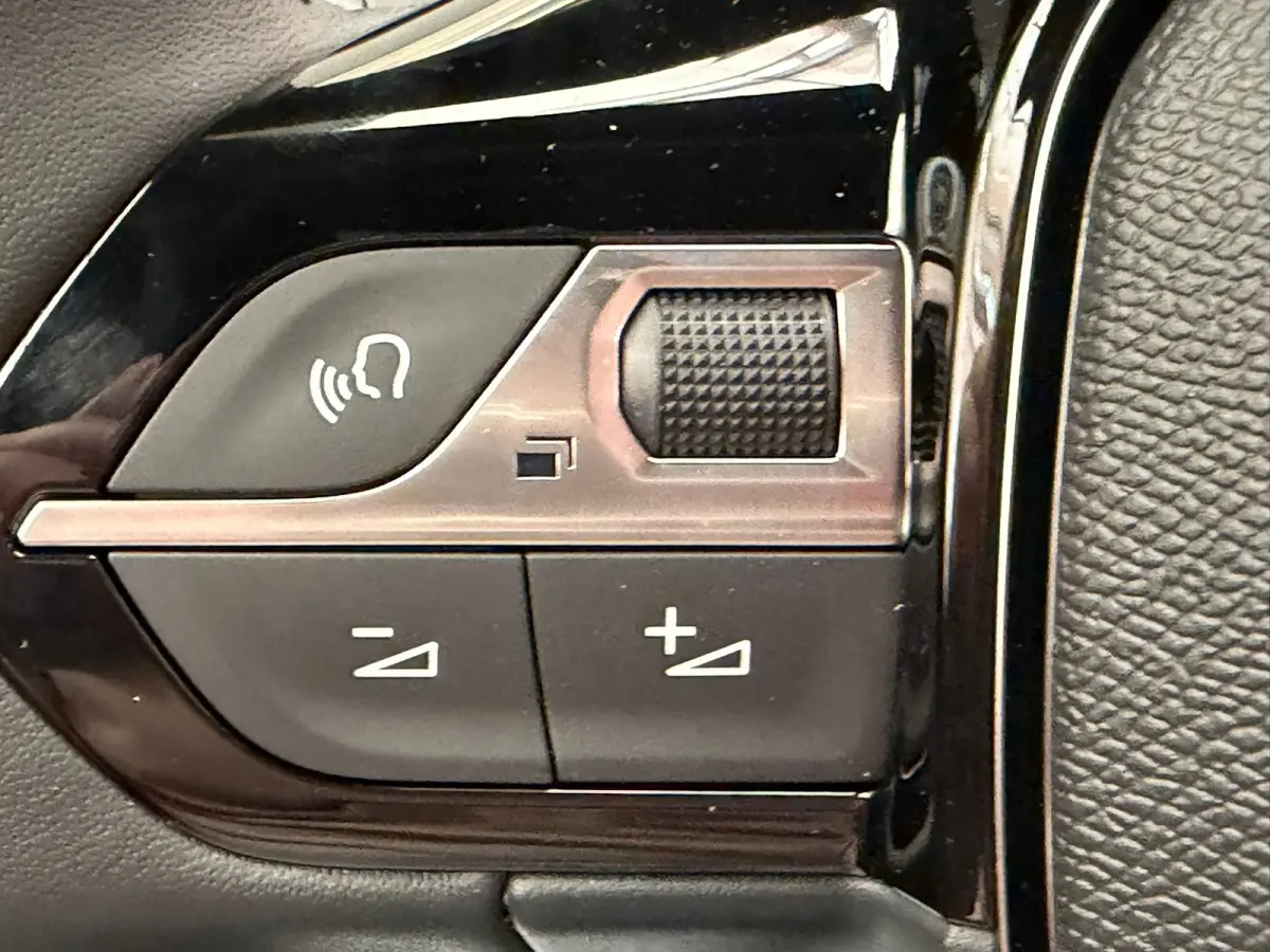 1.2 Hybrid 145 Allure | Active Safety Brake met camera en radar (automatisch noodremsysteem) met Distance Alert (waarschuwing dreigende aanrijding) | Advanced Active Safety Brake met camera 