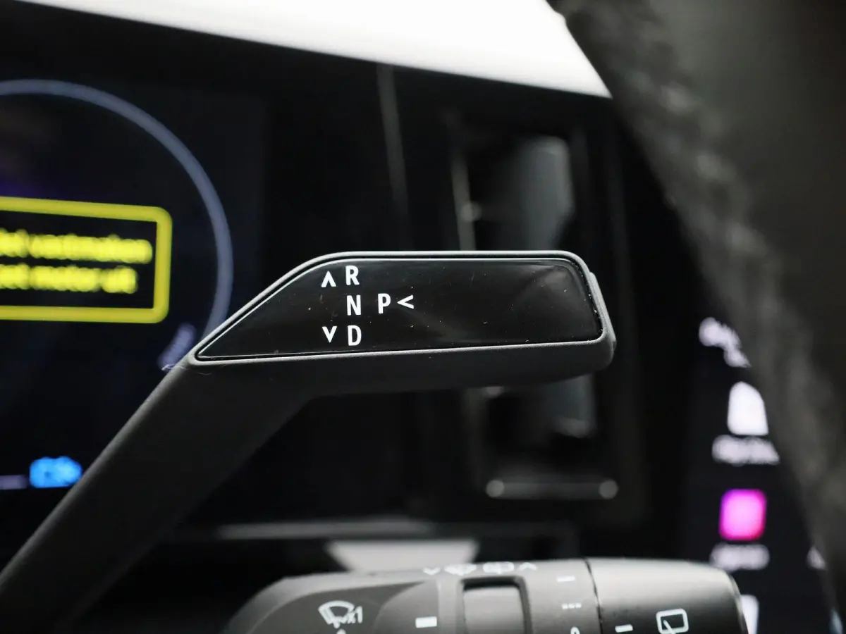 E-Tech full hybrid 200 iconic 5p. | Automaat | Apple Carplay / Android Auto | Harman/Kardon | Achteruitrijcamera | Parkeersensoren | Sfeerverlichting | Trekhaak |