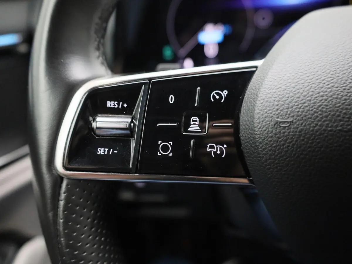 E-Tech full hybrid 200 iconic 5p. | Automaat | Apple Carplay / Android Auto | Harman/Kardon | Achteruitrijcamera | Parkeersensoren | Sfeerverlichting | Trekhaak |
