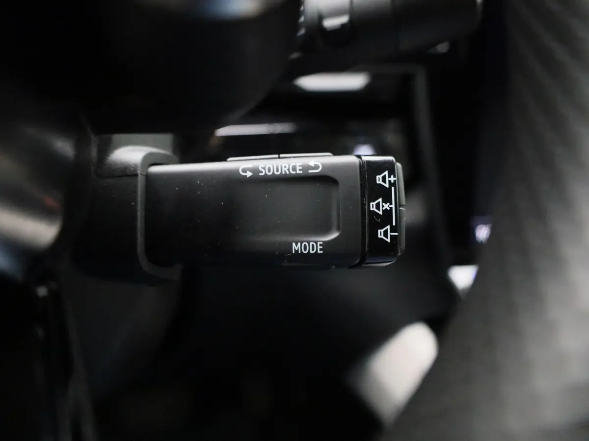 E-Tech full hybrid 200 iconic 5p. | Automaat | Apple Carplay / Android Auto | Harman/Kardon | Achteruitrijcamera | Parkeersensoren | Sfeerverlichting | Trekhaak |