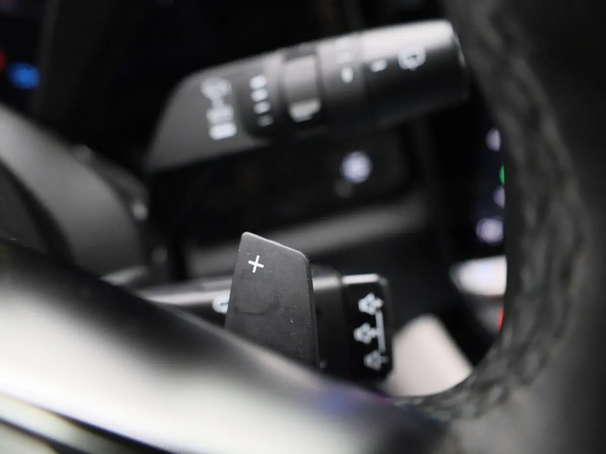 E-Tech full hybrid 200 iconic 5p. | Automaat | Apple Carplay / Android Auto | Harman/Kardon | Achteruitrijcamera | Parkeersensoren | Sfeerverlichting | Trekhaak |
