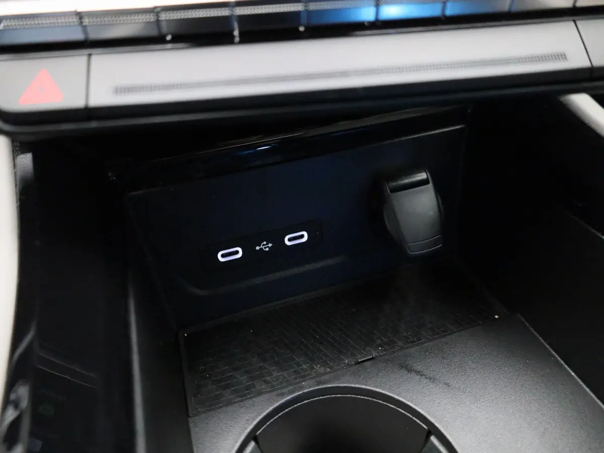 E-Tech full hybrid 200 iconic 5p. | Automaat | Apple Carplay / Android Auto | Harman/Kardon | Achteruitrijcamera | Parkeersensoren | Sfeerverlichting | Trekhaak |