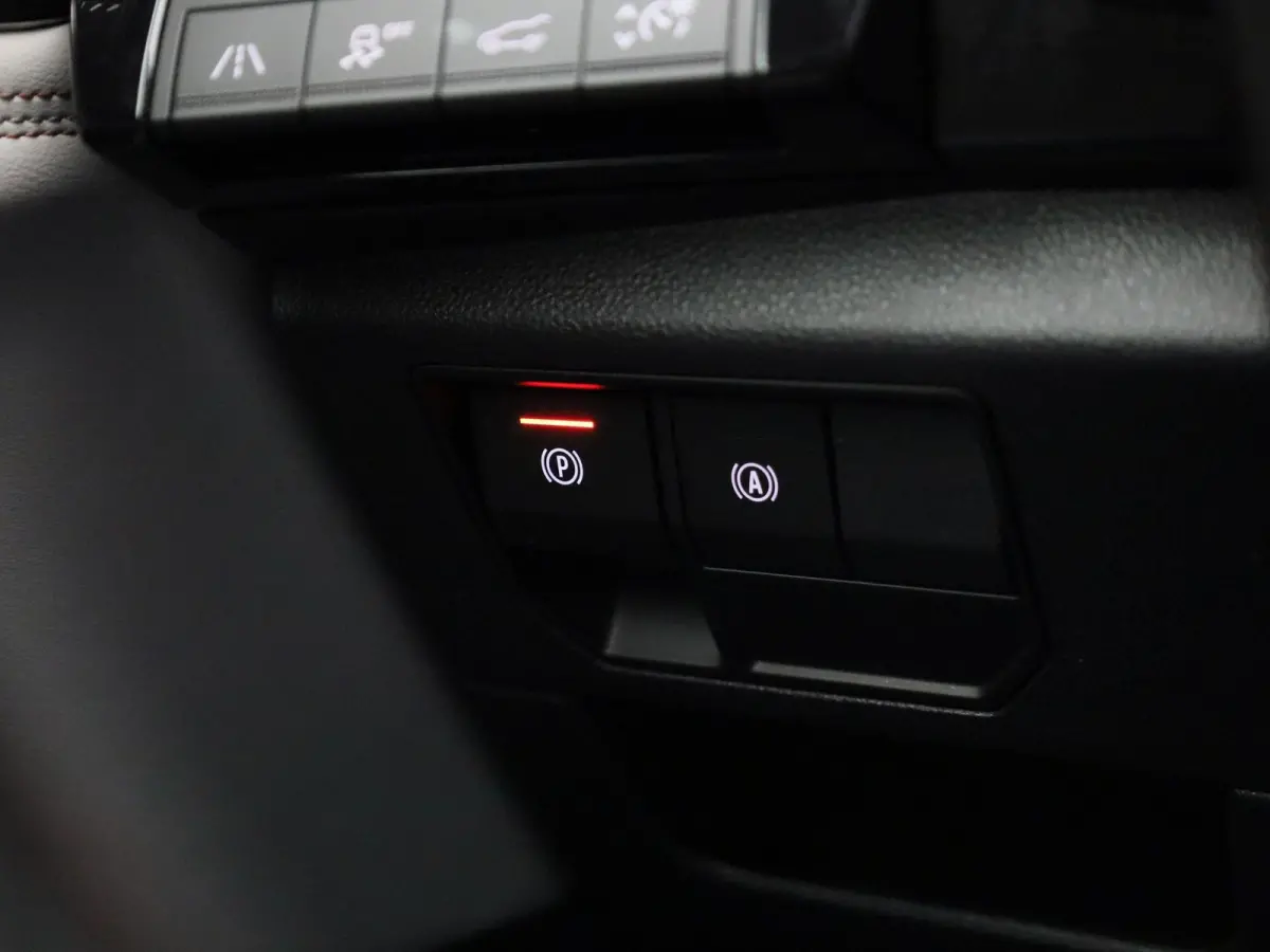 E-Tech full hybrid 200 iconic 5p. | Automaat | Apple Carplay / Android Auto | Harman/Kardon | Achteruitrijcamera | Parkeersensoren | Sfeerverlichting | Trekhaak |