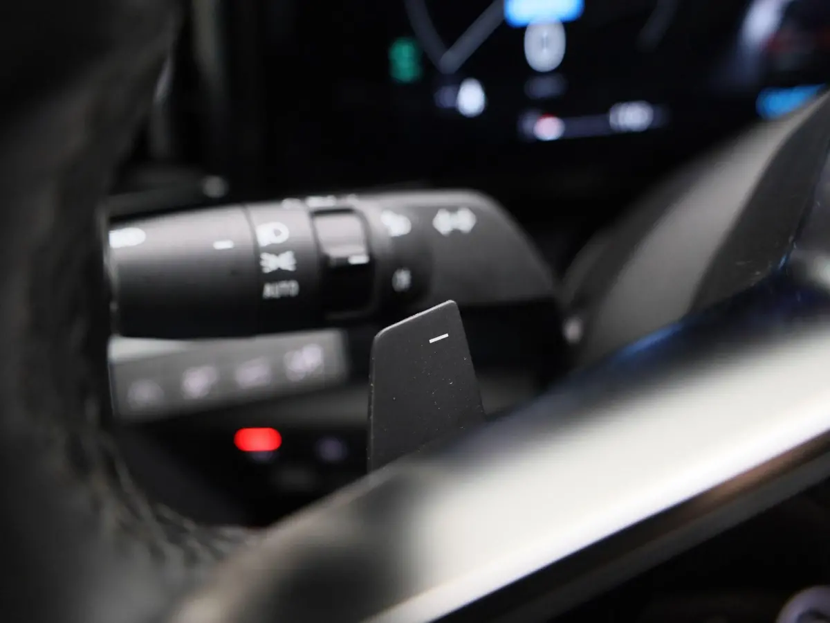 E-Tech full hybrid 200 iconic 5p. | Automaat | Apple Carplay / Android Auto | Harman/Kardon | Achteruitrijcamera | Parkeersensoren | Sfeerverlichting | Trekhaak |