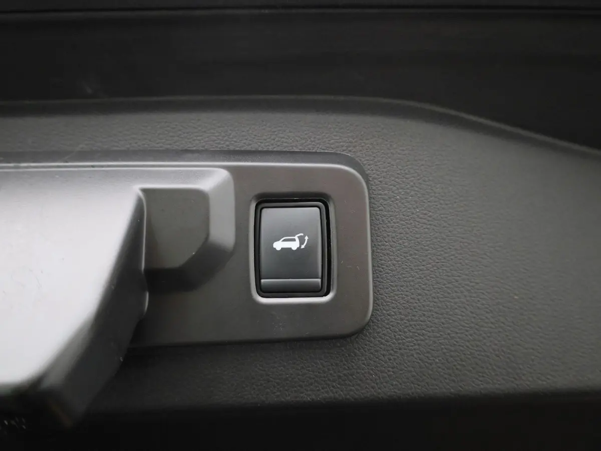 E-Tech full hybrid 200 iconic 5p. | Automaat | Apple Carplay / Android Auto | Harman/Kardon | Achteruitrijcamera | Parkeersensoren | Sfeerverlichting | Trekhaak |