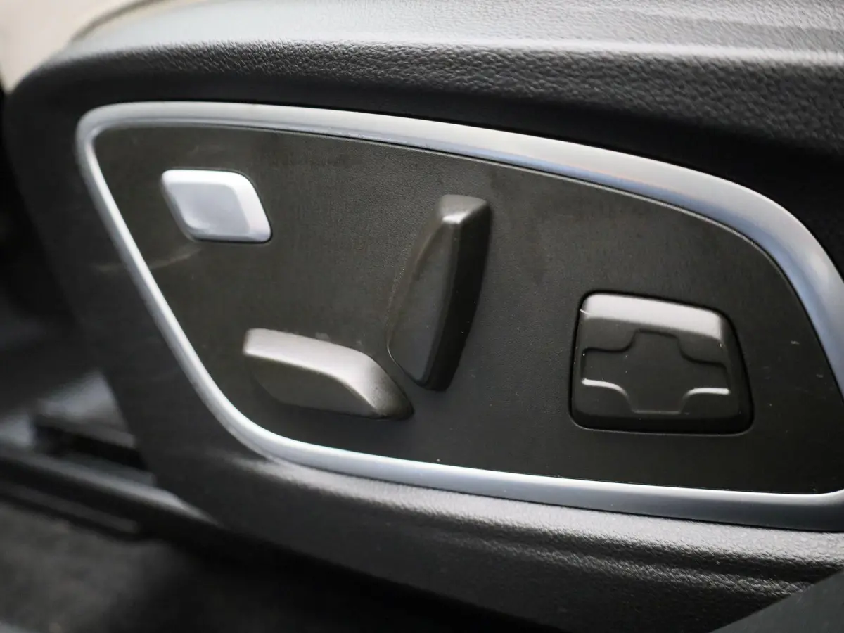 E-Tech full hybrid 200 iconic 5p. | Automaat | Apple Carplay / Android Auto | Harman/Kardon | Achteruitrijcamera | Parkeersensoren | Sfeerverlichting | Trekhaak |