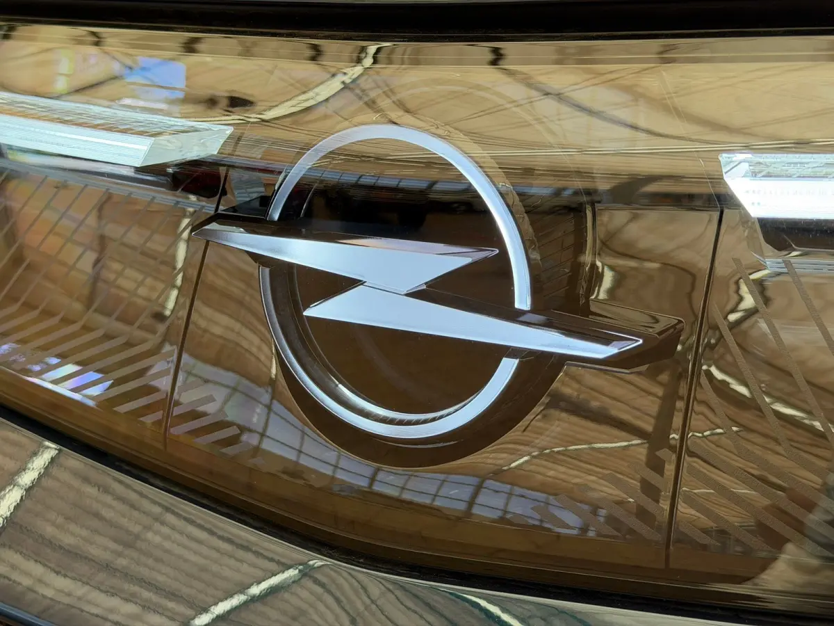 GS - PHEV, (2025A) | Draadloze telefoonlader (Inductie) | Elektronische klimaatregeling met twee zones | LED dagrijverlichting