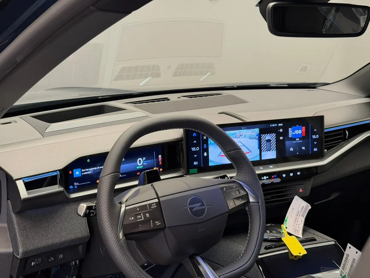 GS - PHEV, (2025A) | Draadloze telefoonlader (Inductie) | Elektronische klimaatregeling met twee zones | LED dagrijverlichting